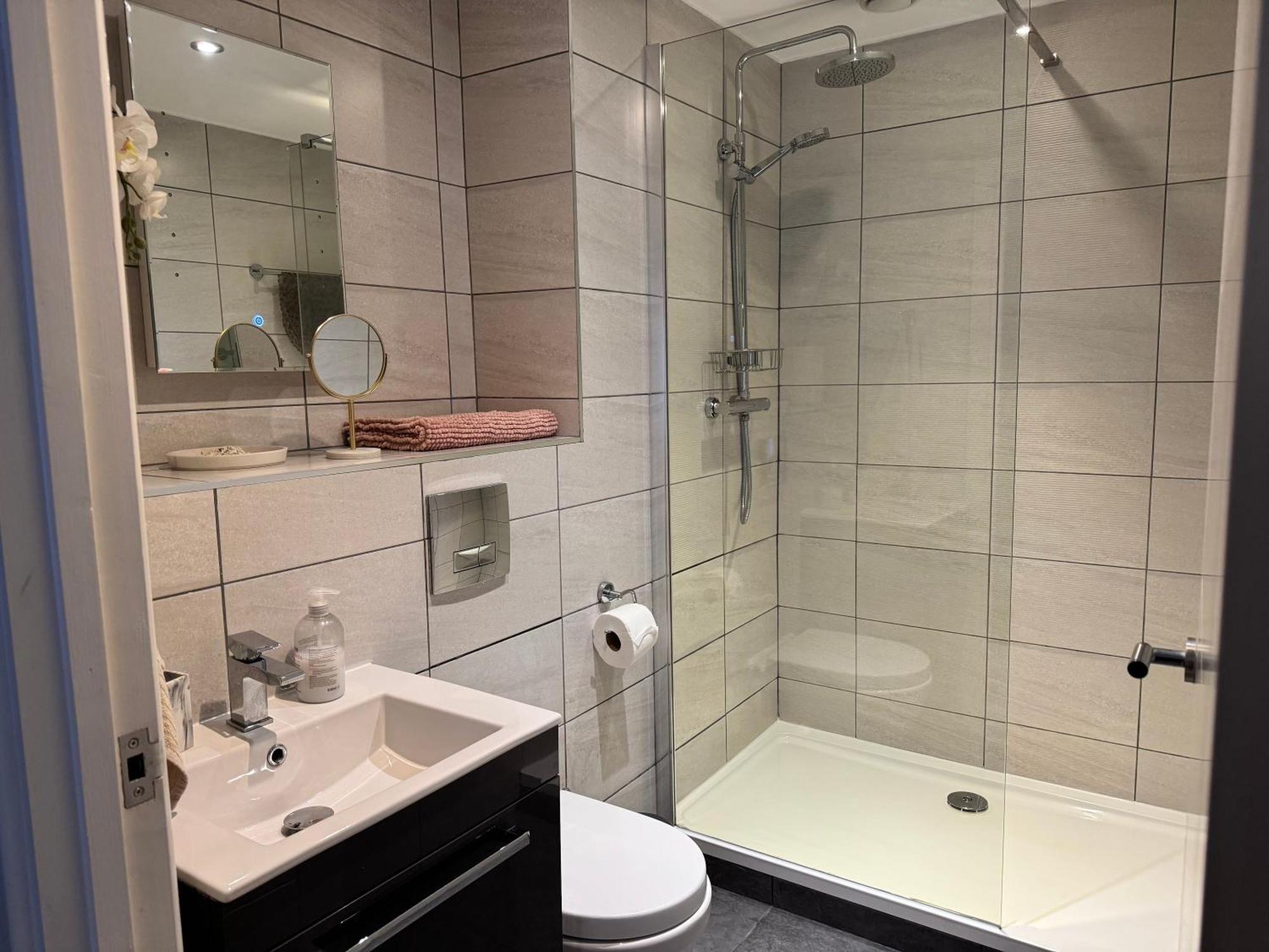 Centrally Located Apartment In Duke Street- Free Parking- Two Bathrooms Liverpool Luaran gambar